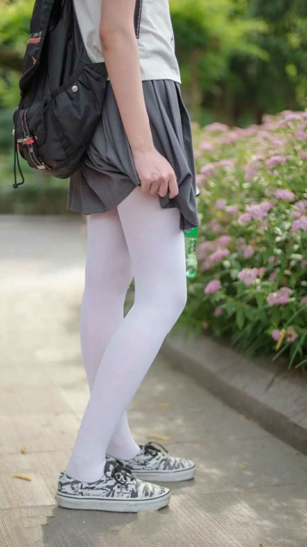 德布劳内不在场上，却在每个角落呼吸，当几内亚用暗物质足球碾压希腊